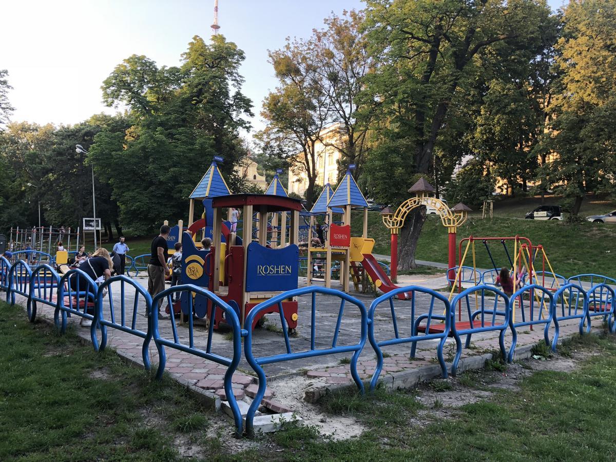 Apartment On Lesi Ukrainky リヴィウ エクステリア 写真
